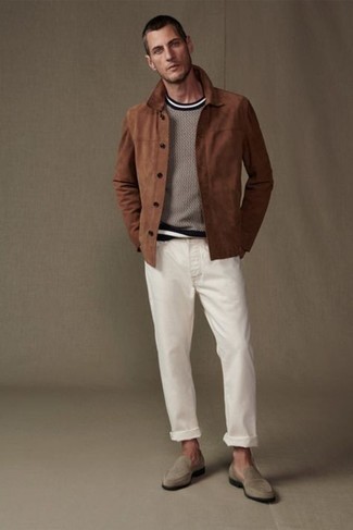 С чем носить коричневую замшевую куртку-рубашку в 30 лет мужчине: Коричневая замшевая куртка-рубашка и белые джинсы — великолепный выбор, если ты хочешь составить раскованный, но в то же время стильный мужской образ. Любишь необычные луки? Дополни ансамбль светло-коричневыми замшевыми лоферами.