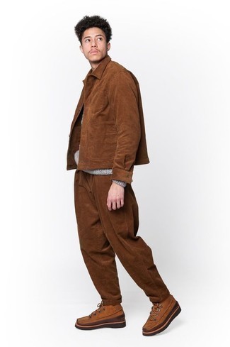 Какие брюки чинос носить с коричневыми рабочими ботинками осень: Коричневая вельветовая куртка-рубашка в сочетании с брюками чинос — образец непринужденного офисного стиля для мужчин. Любишь незаурядные сочетания? Дополни свой образ коричневыми рабочими ботинками. Разумеется, такое сочетание будет прекрасным выбором в ясный осенний день.