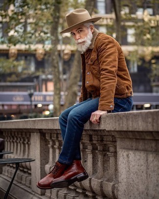 С чем носить темно-коричневые кожаные повседневные ботинки за 50 лет мужчине: Коричневая вельветовая куртка-рубашка и темно-синие джинсы — необходимые вещи в гардеробе джентльменов с чувством стиля. Темно-коричневые кожаные повседневные ботинки станут отличным завершением твоего лука.