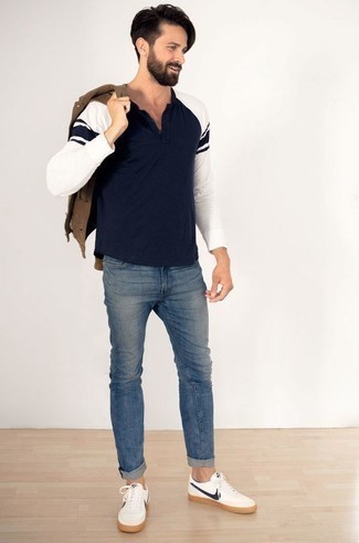 Как носить темно-синие джинсы с коричневой курткой-рубашкой мужчине осень: Коричневая куртка-рубашка и темно-синие джинсы — необходимые вещи в гардеробе стильного жителя большого города. Любители рискованных сочетаний могут дополнить образ бело-темно-синими кожаными низкими кедами. Если хочешь выглядеть по-осеннему эффектно и модно, определенно возьми этот ансамбль на вооружение.