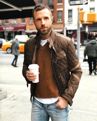 С чем носить темно-коричневый свитер с v-образным вырезом мужчине: Темно-коричневый свитер с v-образным вырезом и голубые джинсы отлично впишутся в мужской образ в повседневном стиле.