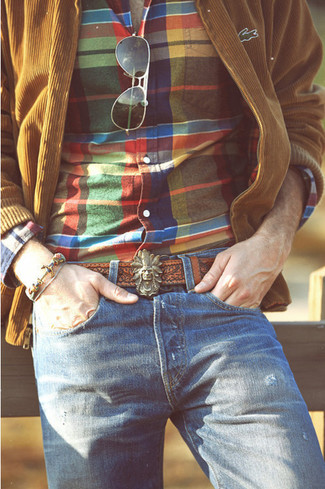 Как носить куртку с воротником и на пуговицах с джинсами в теплую погоду: Куртка с воротником и на пуговицах и джинсы великолепно впишутся в мужской лук в стиле кэжуал.
