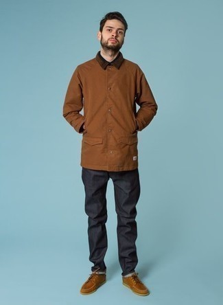 Модный лук: коричневая куртка с воротником и на пуговицах, черные джинсы, коричневые кожаные топсайдеры