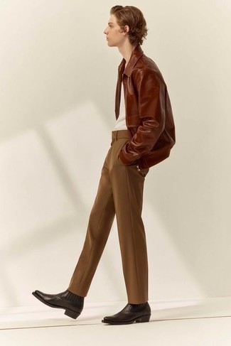 С чем носить коричневую куртку харрингтон в теплую погоду: Коричневая куртка харрингтон в паре с коричневыми брюками чинос — хорошая идея для воплощения мужского образа в стиле smart casual. Темно-коричневые кожаные ботинки челси добавят луку утонченности.