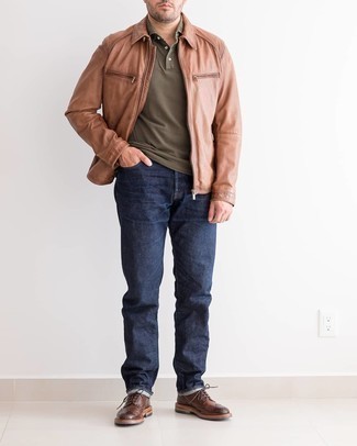 С чем носить коричневую куртку харрингтон в теплую погоду: Любителям расслабленного стиля понравится сочетание коричневой куртки харрингтон и темно-синих джинсов. И почему бы не добавить в повседневный лук чуточку изысканности с помощью темно-коричневых кожаных брогов?