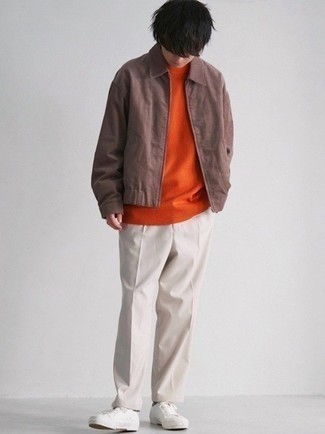 С чем носить оранжевый свитер с круглым вырезом мужчине весна: Оранжевый свитер с круглым вырезом и бежевые брюки чинос прочно обосновались в гардеробе современных мужчин, позволяя составлять незаезженные и стильные ансамбли. Этот образ выигрышно завершат белые низкие кеды из плотной ткани. Когда зима сменяется более теплой погодой, мы хотим выглядеть свежо и привлекательно для дамского пола. Подобный образ несомненно в этом поможет.