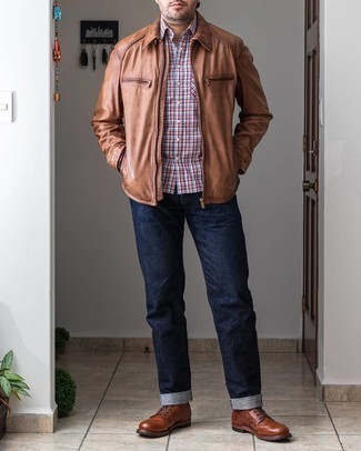 Как носить куртку харрингтон с повседневными ботинками в 30 лет весна: Куртка харрингтон и темно-синие джинсы отлично вписываются в гардероб самых требовательных джентльменов. Если ты любишь соединять в своих луках разные стили, из обуви можешь надеть повседневные ботинки. Разве это не крутой образ для межсезонья, когда погода начнет радовать?