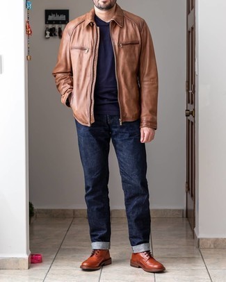С чем носить коричневую куртку харрингтон в 30 лет в стиле кэжуал: Сочетание коричневой куртки харрингтон и темно-синих джинсов позволит выглядеть модно, но при этом выразить твою индивидуальность. Не прочь привнести в этот наряд нотку строгости? Тогда в качестве обуви к этому луку, стоит выбрать табачные кожаные ботинки броги.