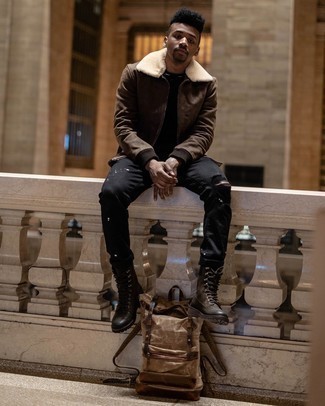С чем носить темно-коричневые повседневные ботинки в 20 лет мужчине: Коричневая куртка харрингтон и черные рваные джинсы — отличная формула для создания привлекательного и функционального ансамбля. Дополнив лук темно-коричневыми повседневными ботинками, можно получить поразительный результат.