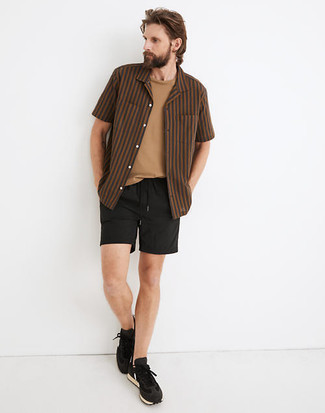 Модный лук: коричневая рубашка с коротким рукавом в вертикальную полоску, светло-коричневая футболка с круглым вырезом, черные шорты, черные кроссовки