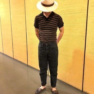 Модный лук: коричневая футболка-поло в горизонтальную полоску, черные джинсы, темно-коричневые кожаные эспадрильи, бежевая соломенная шляпа