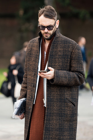 С чем носить коричневое длинное пальто: Комбо из коричневого длинного пальто и белой кожаной косухи — образец вольного офисного стиля для молодых людей.