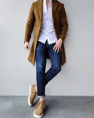 Какие длинные пальто носить с темно-синими джинсами в 30 лет весна в стиле смарт-кэжуал: Создав образ из длинного пальто и темно-синих джинсов, получим классный мужской образ для неофициальных мероприятий после работы. Чтобы образ не получился слишком вычурным, можешь надеть светло-коричневые низкие кеды из плотной ткани. Когда зимнее время года сменяется более теплой погодой, все джентльмены стремятся выглядеть свежо и соблазнительно для женского пола. Такое сочетание вещей без сомнений поможет достичь желаемого результата.