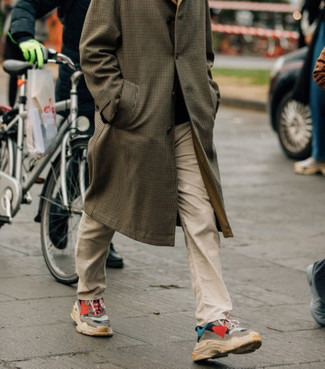 Какие кроссовки носить с коричневым длинным пальто в 30 лет: Коричневое длинное пальто и бежевые брюки чинос — хороший выбор для воплощения мужского образа в стиле smart casual. В паре с кроссовками весь образ выглядит очень живо.