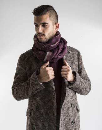 С чем носить темно-красный шарф в 30 лет мужчине: Если в одежде ты делаешь ставку на удобство и функциональность, коричневое длинное пальто в шотландскую клетку и темно-красный шарф — прекрасный выбор для модного повседневного мужского лука.