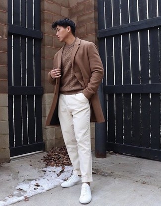 С чем носить темно-коричневый вязаный свитер мужчине: Сочетание темно-коричневого вязаного свитера и белых брюк чинос позволит создать незаезженный мужской лук в стиле кэжуал. Тебе нравятся смелые сочетания? Можешь дополнить свой лук белыми низкими кедами из плотной ткани.