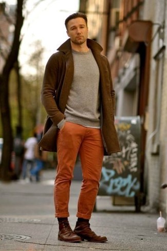 Какие длинные пальто носить с темно-коричневыми повседневными ботинками осень в стиле смарт-кэжуал: Если ты приписываешь себя к той редкой категории мужчин, которые каждый день стараются одеваться безупречно стильно, тебе придется по вкусу сочетание длинного пальто и оранжевых брюк чинос. Пара темно-коричневых повседневных ботинок позволит сделать лук цельным. Честно говоря, мы весьма неравнодушны к этому осеннему ансамблю.