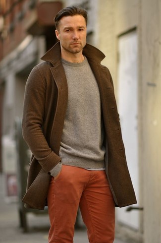 Какие брюки чинос носить с коричневым длинным пальто в прохладную погоду: Коричневое длинное пальто и брюки чинос — обязательные вещи в арсенале молодых людей с превосходным вкусом в одежде.