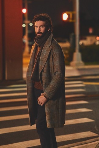 С чем носить коричневое пальто в 30 лет мужчине в холод в стиле смарт-кэжуал: Если ты из той категории парней, которые разбираются в моде, тебе полюбится ансамбль из коричневого пальто и черных брюк чинос.