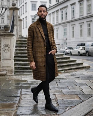 С чем носить коричневое пальто в шотландскую клетку мужчине: Образ из коричневого пальто в шотландскую клетку и черных джинсов смотрится отменно, разве не так? Опасаешься выглядеть неаккуратно? Заверши этот лук черными кожаными ботинками челси.