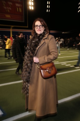 С чем носить коричневый меховой шарф женщине: Сочетание коричневого пальто и коричневого мехового шарфа - очень практично, и поэтому идеально на каждый день.
