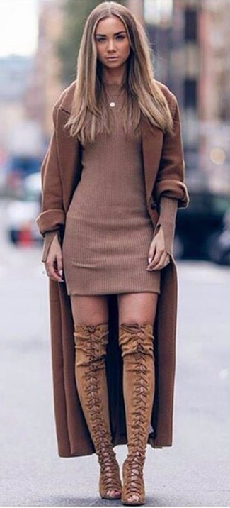 С чем носить табачное пальто женщине в холод: Табачное пальто в сочетании с коричневым платьем-свитером — замечательный вариант для создания ансамбля в стиле смарт-кэжуал. Очень выигрышно здесь выглядят коричневые замшевые ботфорты.