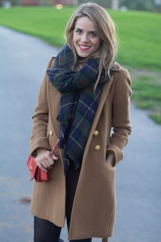 С чем носить шарф в шотландскую клетку женщине в холод: Если ты любишь одеваться красиво, чувствуя себя при этом комфортно и расслабленно, опробируй это сочетание коричневого пальто и шарфа в шотландскую клетку.