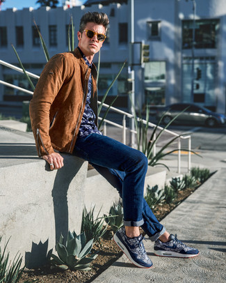 Как носить темно-синие джинсы с темно-синими кроссовками в 20 лет мужчине: Дуэт коричневого кожаного бомбера и темно-синих джинсов поможет выглядеть по моде, но при этом выразить твою индивидуальность. Такой лук легко адаптировать к повседневным реалиям, если надеть в паре с ним темно-синие кроссовки.