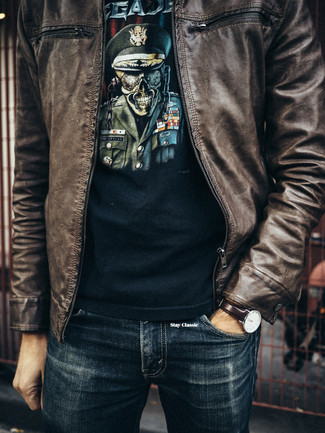 С чем носить коричневый кожаный бомбер мужчине осень в стиле кэжуал: Коричневый кожаный бомбер и темно-синие джинсы помогут создать нескучный и стильный ансамбль. Остановив выбор на таком осеннем ансамбле, ты обязательно будешь выглядеть отменно.