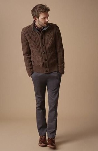 Модный лук: коричневый вязаный кардиган, темно-серые брюки чинос, темно-коричневые кожаные ботинки дезерты