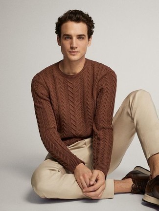 Как носить брюки чинос с вязаным свитером: Вязаный свитер и брюки чинос — необходимые составляющие стильного мужского гардероба. Такой образ несложно приспособить к повседневным реалиям, если дополнить его темно-коричневыми кроссовками.