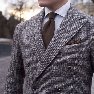 Модный лук: коричневый шерстяной двубортный пиджак в клетку, белая классическая рубашка в вертикальную полоску, коричневый галстук, коричневый нагрудный платок