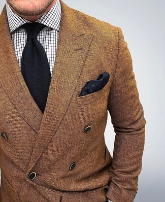 С чем носить темно-коричневый шерстяной двубортный пиджак в 30 лет мужчине: Темно-коричневый шерстяной двубортный пиджак в сочетании с белой классической рубашкой в клетку позволит создать модный и в то же время утонченный лук.