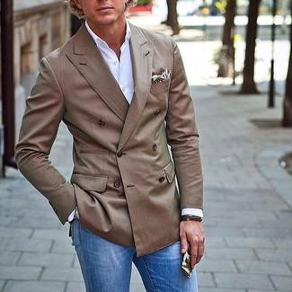 Какие рубашки с длинным рукавом носить с темно-коричневым двубортным пиджаком мужчине в теплую погоду: Темно-коричневый двубортный пиджак и рубашка с длинным рукавом — образец элегантного стиля.