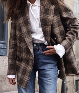 С чем носить джинсы женщине: Сочетание коричневого двубортного пиджака в шотландскую клетку и джинсов — классный вариант для воплощения наряда в стиле элегантной повседневности.