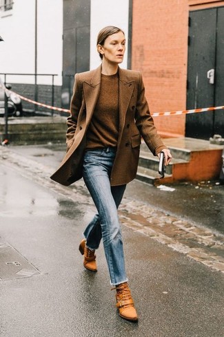 С чем носить темно-коричневый двубортный пиджак в 30 лет женщине: Дуэт темно-коричневого двубортного пиджака и голубых джинсов позволит выглядеть аккуратно, но при этом подчеркнуть твой оригинальный личный стиль. Вместе с этим нарядом органично будут выглядеть табачные кожаные ботильоны на шнуровке.