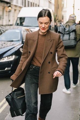 С чем носить коричневый пиджак с узором "гусиные лапки" женщине: Дуэт коричневого пиджака с узором "гусиные лапки" и темно-серых джинсов поможет реализовать в твоем луке современный городской стиль.