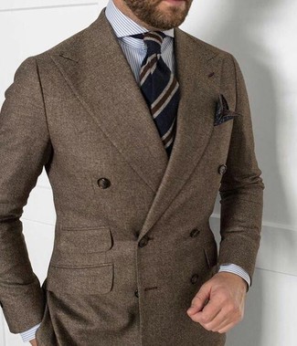 С чем носить темно-коричневый шерстяной пиджак мужчине в деловом стиле: Сочетание темно-коричневого шерстяного пиджака и серой классической рубашки в вертикальную полоску — хороший пример делового городского стиля.