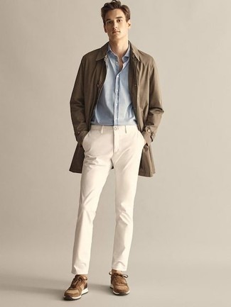 С чем носить коричневый дождевик мужчине: Коричневый дождевик и белые брюки чинос помогут создать гармоничный и модный образ. Дополнив лук коричневыми кроссовками, можно привнести в него немного динамичности.