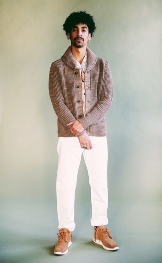 Модный лук: коричневый кардиган с отложным воротником, белая рубашка с коротким рукавом с принтом, белые брюки чинос, светло-коричневые замшевые ботинки дезерты