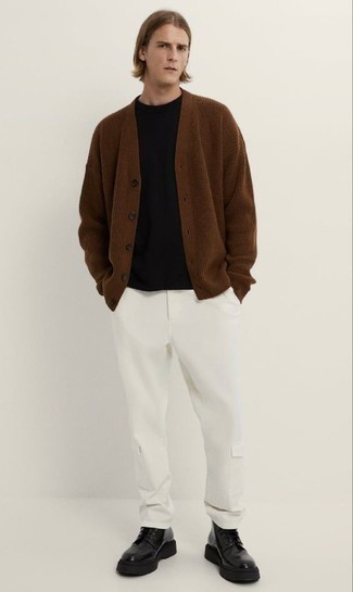 С чем носить коричневый свитер в 30 лет мужчине: Образ из коричневого свитера и белых брюк карго вдохновляет на проявление личного стиля. Опасаешься выглядеть слишком небрежно? Заверши этот лук черными кожаными рабочими ботинками.