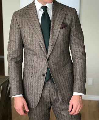 С чем носить темно-зеленый галстук в 30 лет мужчине лето: Коричневый костюм в вертикальную полоску в паре с темно-зеленым галстуком поможет реализовать строгий мужской стиль. Такое сочетание одежды гарантирует тебе комфорт в жару и уверенность в том, что ты выглядишь на все сто.