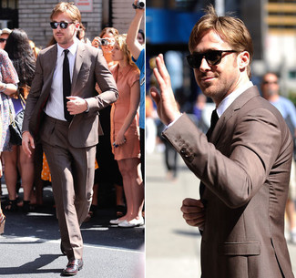 Как Ryan Gosling носит Коричневый костюм, Белая классическая рубашка, Темно-красные кожаные туфли дерби, Черный галстук