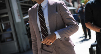 Модный лук: коричневый костюм в вертикальную полоску, белая классическая рубашка, черный галстук в горошек