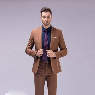 С чем носить фиолетовый галстук с принтом в 20 лет мужчине: Сочетание коричневого костюма и фиолетового галстука с принтом позволит создать незабываемый мужской образ.