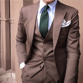 С чем носить коричневый костюм-тройку лето: Сочетание коричневого костюма-тройки и белой классической рубашки поможет создать стильный и в то же время утонченный образ. Подобное сочетание одежды определенно придется тебе по вкусу в настоящую летнюю жару.