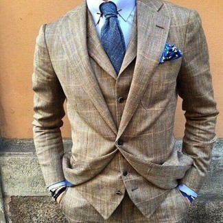 С чем носить синий галстук мужчине: Сочетание коричневого костюма-тройки в шотландскую клетку и синего галстука — замечательный пример строгого делового стиля.