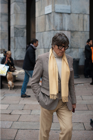С чем носить золотой шарф за 40 лет мужчине: Если у тебя планируется насыщенный день, сочетание коричневого пиджака с узором "гусиные лапки" и золотого шарфа позволит создать удобный образ в стиле casual.