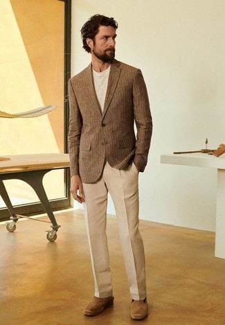 Модный лук: коричневый пиджак в вертикальную полоску, бежевая футболка с круглым вырезом, светло-коричневые классические брюки, светло-коричневые замшевые эспадрильи