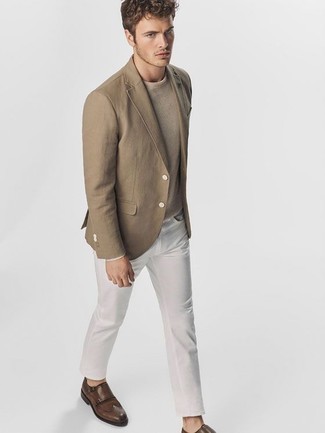 Какие пиджаки носить с коричневыми монками весна в стиле смарт-кэжуал: Дуэт пиджака и белых джинсов позволит выглядеть аккуратно, а также подчеркнуть твою индивидуальность. Любители свежих идей могут дополнить ансамбль коричневыми монками, тем самым добавив в него чуточку классики. Держи подобный образ в уме для непредсказуемой весенней погоды.